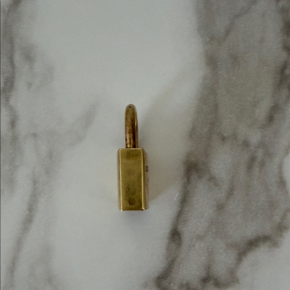 Louis Vuitton Luxurious Gold Lock - Picture 4 of 8